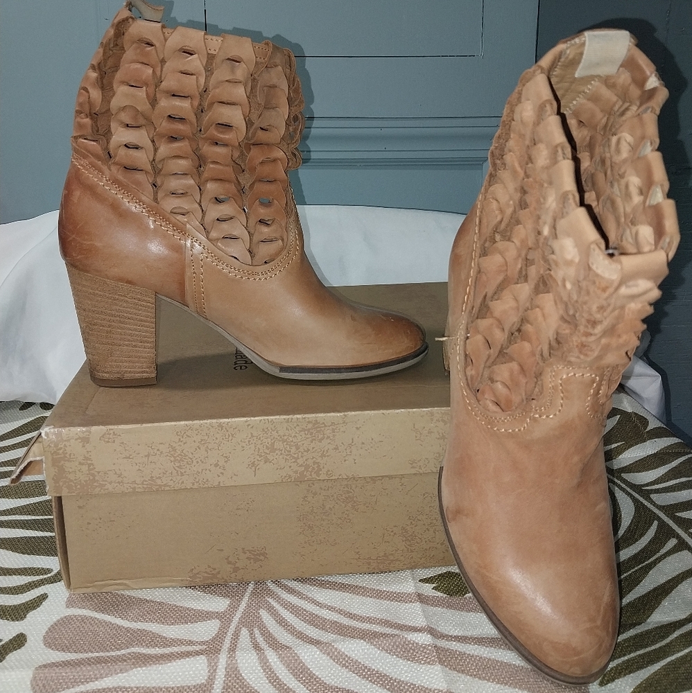 Fabbrica Morichetti Block Heel Tan Leather Boots W Woven Detail Sz 39 EU, GUC
